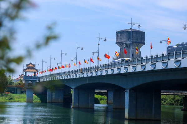 Kỳ công lá cờ khổng lồ bên bờ sông Hương mừng đại lễ Phật đản Kỳ công lá cờ khổng lồ bên bờ sông Hương mừng đại lễ Phật đản