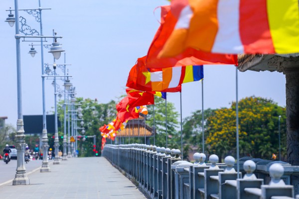 Kỳ công lá cờ khổng lồ bên bờ sông Hương mừng đại lễ Phật đản Kỳ công lá cờ khổng lồ bên bờ sông Hương mừng đại lễ Phật đản
