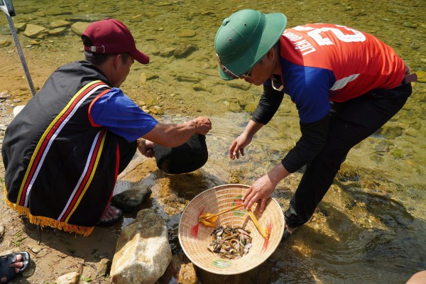 Lạ kỳ tục ‘đắp chăn ngày mùng 7 tết’: Cả làng xuống suối đón lộc đầu năm