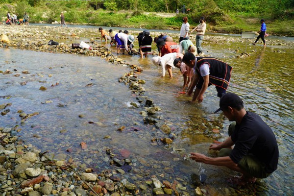 Lạ kỳ tục ‘đắp chăn ngày mùng 7 tết’: Cả làng xuống suối đón lộc đầu năm