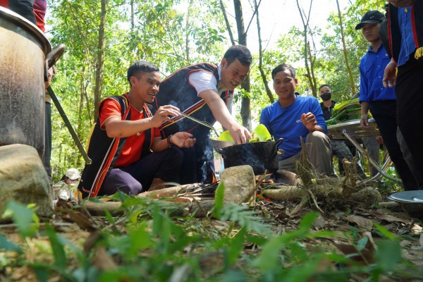 Lạ kỳ tục ‘đắp chăn ngày mùng 7 tết’: Cả làng xuống suối đón lộc đầu năm