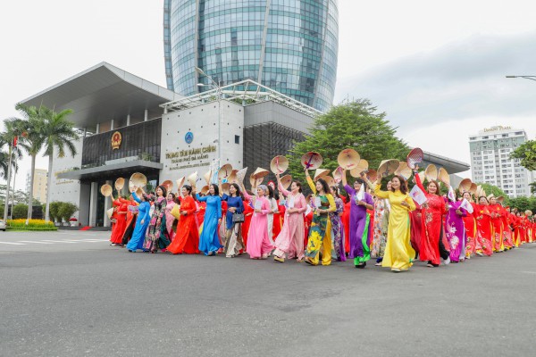 Lần đầu tiên, 1.000 phụ nữ diện áo dài diễu hành bên sông Hàn