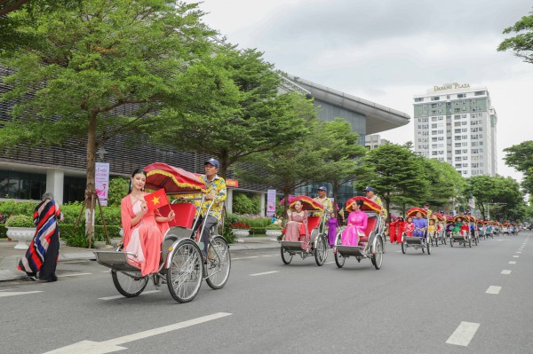 Lần đầu tiên, 1.000 phụ nữ diện áo dài diễu hành bên sông Hàn