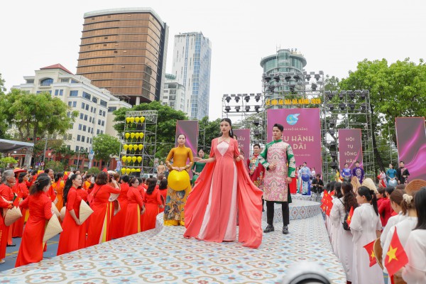 Lần đầu tiên, 1.000 phụ nữ diện áo dài diễu hành bên sông Hàn