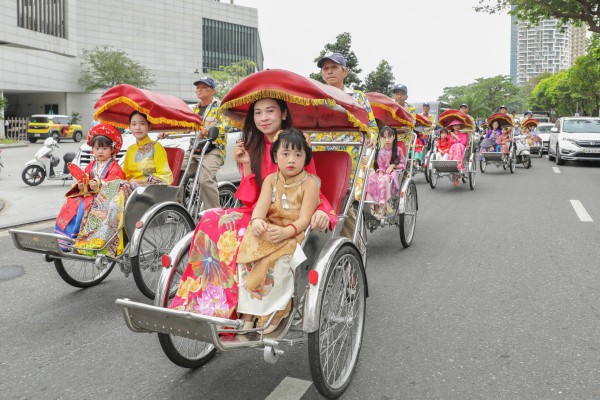 Lần đầu tiên, 1.000 phụ nữ diện áo dài diễu hành bên sông Hàn