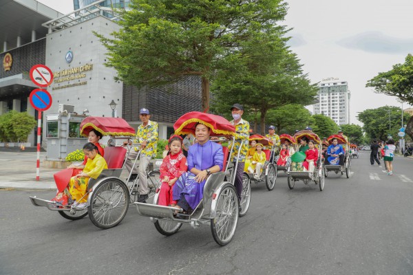 Lần đầu tiên, 1.000 phụ nữ diện áo dài diễu hành bên sông Hàn