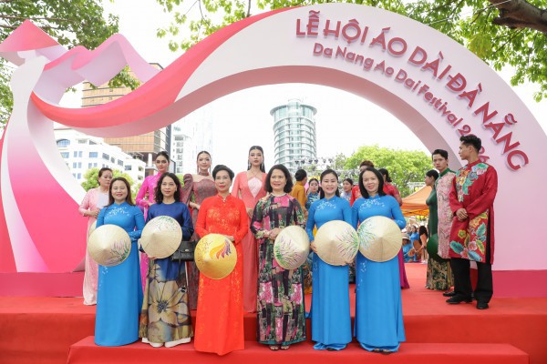 Lần đầu tiên, 1.000 phụ nữ diện áo dài diễu hành bên sông Hàn