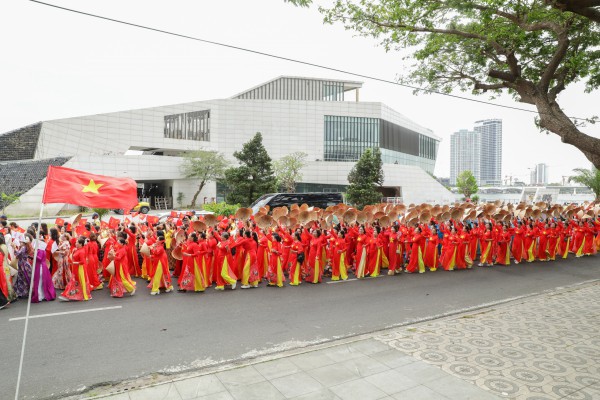 Lần đầu tiên, 1.000 phụ nữ diện áo dài diễu hành bên sông Hàn