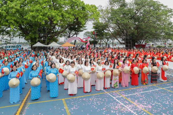 Lần đầu tiên, 1.000 phụ nữ diện áo dài diễu hành bên sông Hàn