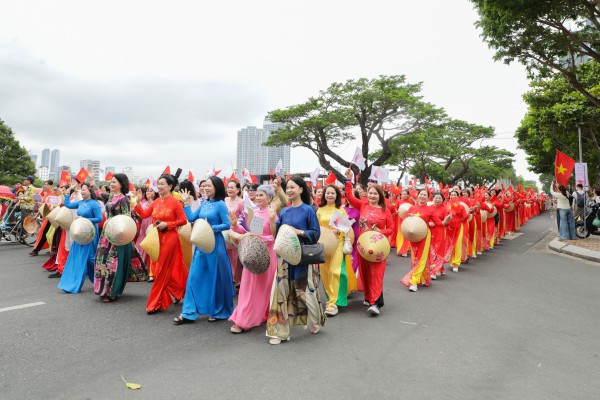 Lần đầu tiên, 1.000 phụ nữ diện áo dài diễu hành bên sông Hàn