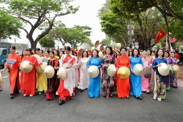 Lần đầu tiên, 1.000 phụ nữ diện áo dài diễu hành bên sông Hàn