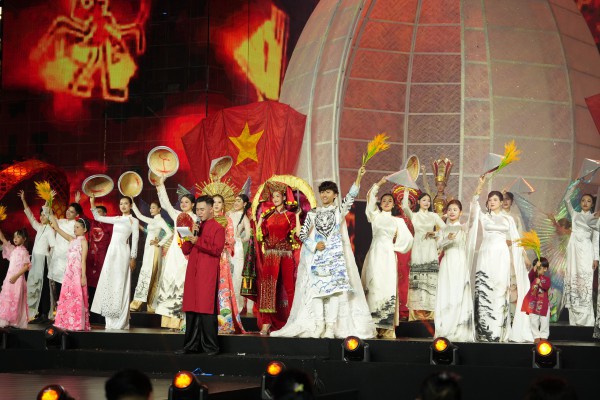 Lan tỏa tình yêu và niềm tự hào với tà áo dài dân tộc