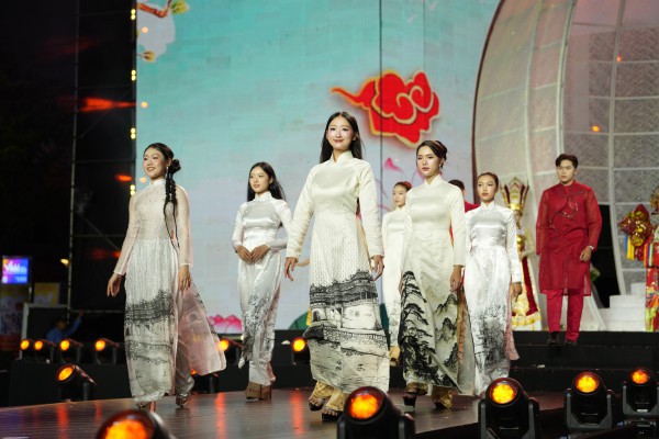 Lan tỏa tình yêu và niềm tự hào với tà áo dài dân tộc