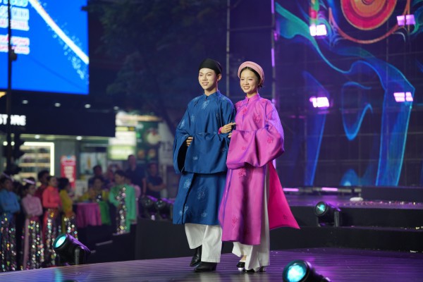 Lan tỏa tình yêu và niềm tự hào với tà áo dài dân tộc