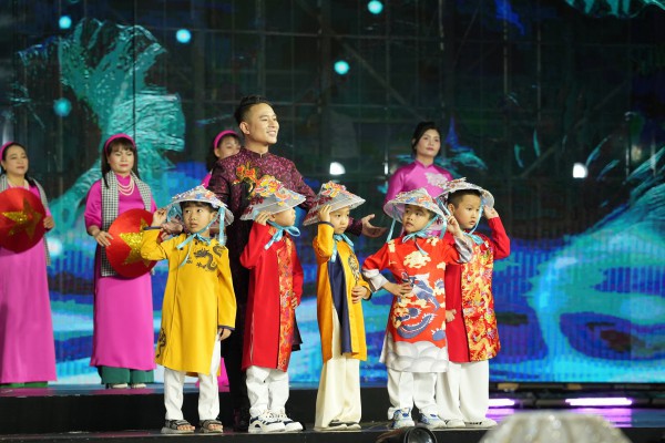 Lan tỏa tình yêu và niềm tự hào với tà áo dài dân tộc