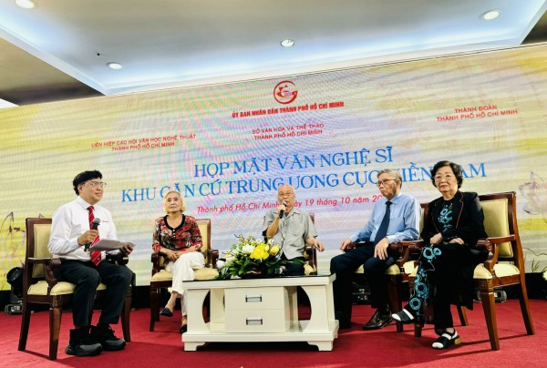 Lãnh đạo TP.HCM họp mặt văn nghệ sĩ khu căn cứ T.Ư Cục miền Nam Lãnh đạo TP.HCM họp mặt văn nghệ sĩ khu căn cứ T.Ư Cục miền Nam