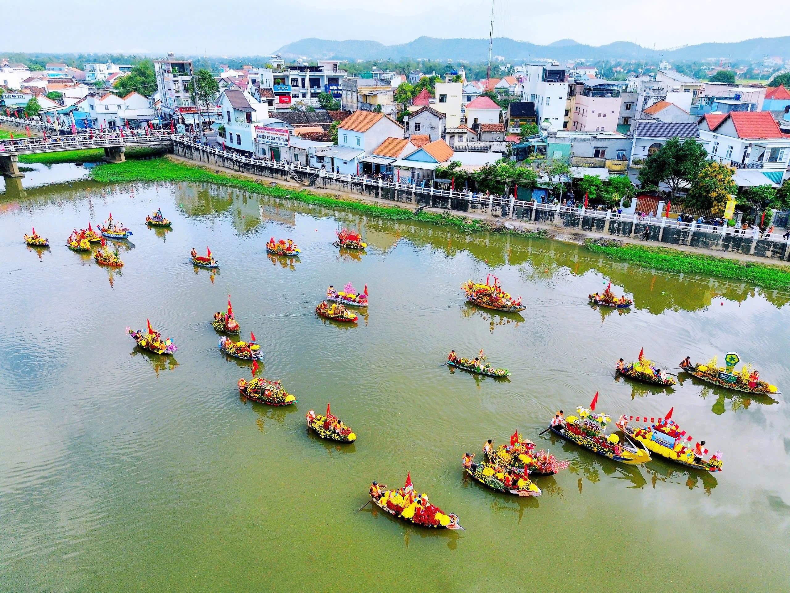 Lễ hội thuyền hoa trên sông Dinh thu hút hàng ngàn người dân và du khách