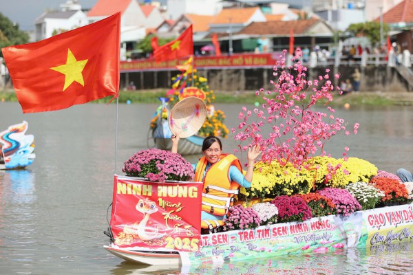 Lễ hội thuyền hoa trên sông Dinh thu hút hàng ngàn người dân và du khách