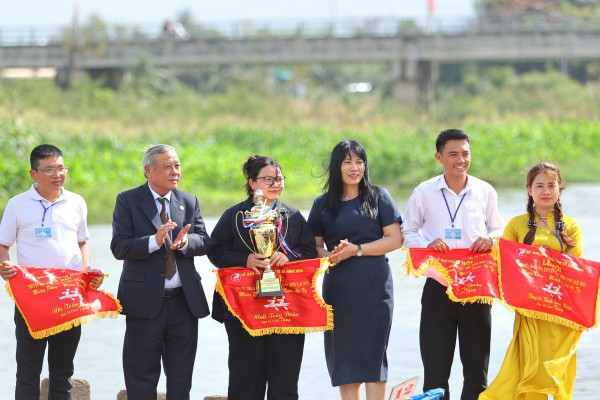 Lễ hội thuyền hoa trên sông Dinh thu hút hàng ngàn người dân và du khách