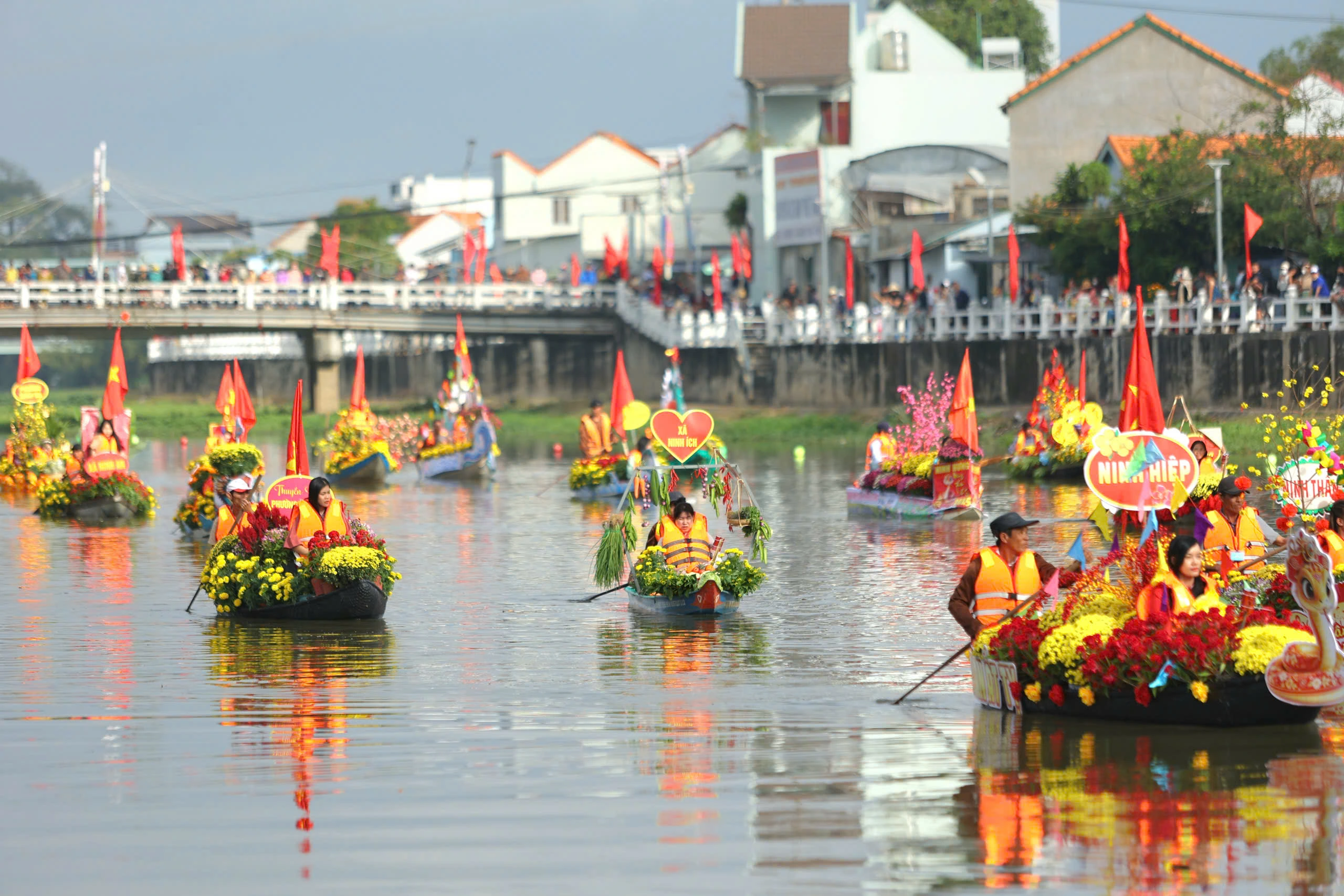 Lễ hội thuyền hoa trên sông Dinh thu hút hàng ngàn người dân và du khách