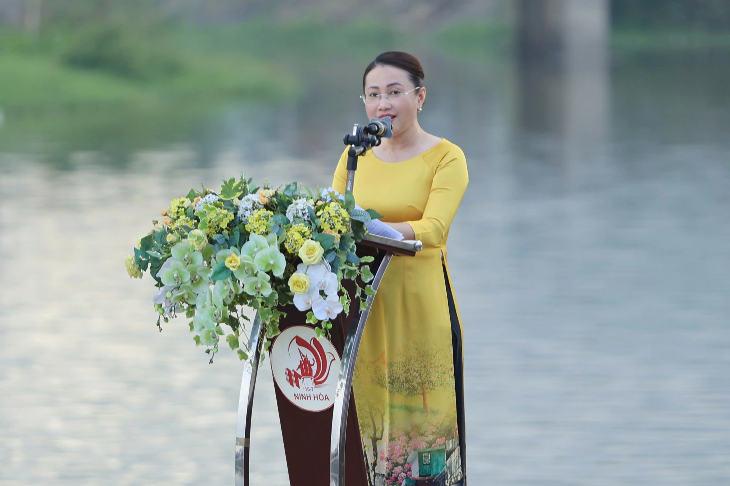 Lễ hội thuyền hoa trên sông Dinh thu hút hàng ngàn người dân và du khách