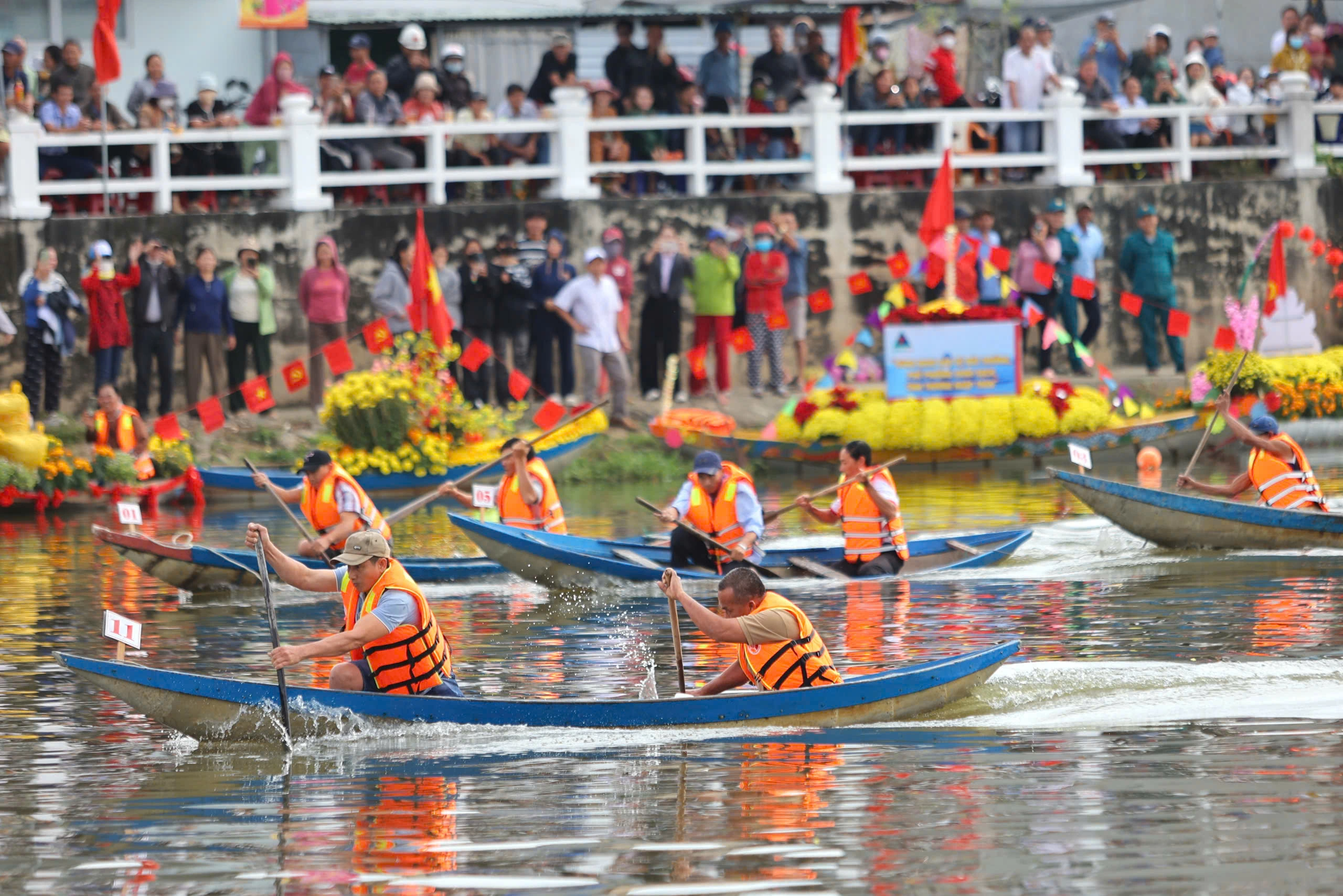 Lễ hội thuyền hoa trên sông Dinh thu hút hàng ngàn người dân và du khách