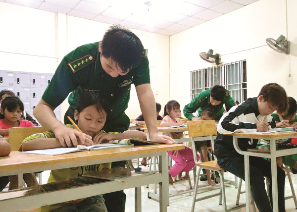 Lớp học tình thương của thầy giáo ‘tay ngang’ Lớp học tình thương của thầy giáo ‘tay ngang’