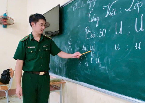 Lớp học tình thương của thầy giáo ‘tay ngang’ Lớp học tình thương của thầy giáo ‘tay ngang’