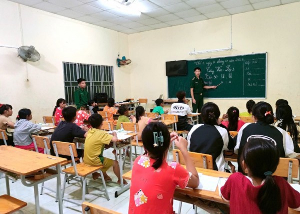 Lớp học tình thương của thầy giáo ‘tay ngang’ Lớp học tình thương của thầy giáo ‘tay ngang’