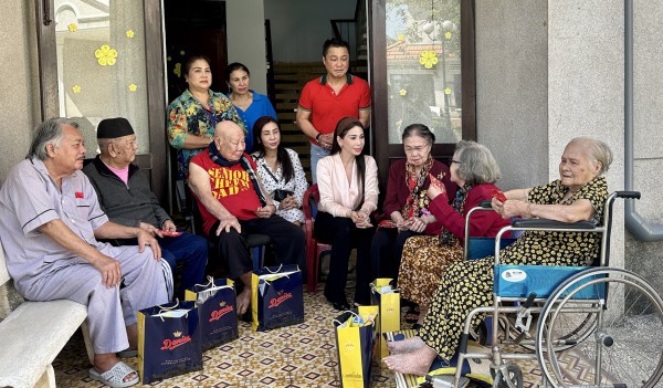 Lý Hùng nghẹn ngào khi cùng em gái Lý Hương thực hiện di nguyện của cha