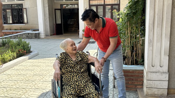 Lý Hùng nghẹn ngào khi cùng em gái Lý Hương thực hiện di nguyện của cha