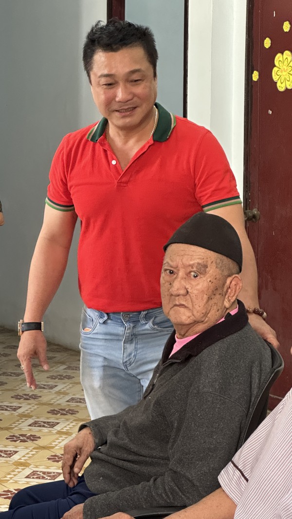 Lý Hùng nghẹn ngào khi cùng em gái Lý Hương thực hiện di nguyện của cha