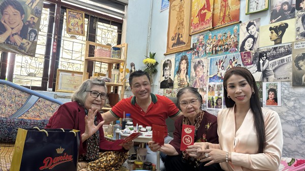 Lý Hùng nghẹn ngào khi cùng em gái Lý Hương thực hiện di nguyện của cha