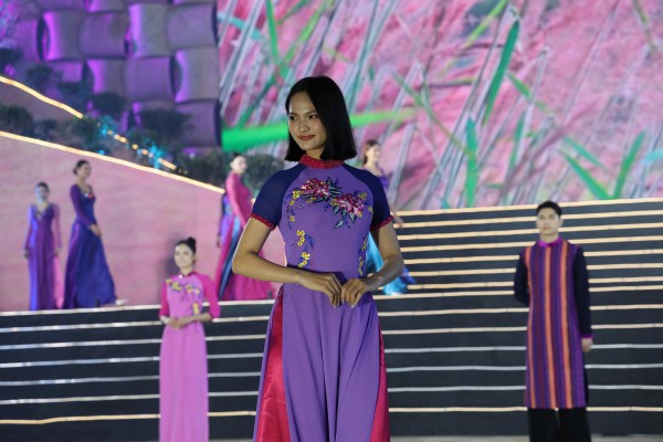 Mai anh đào Đà Lạt rực rỡ sắc xuân trong đêm khai hội