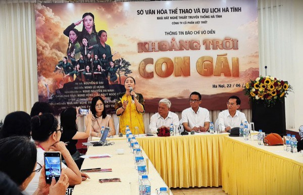 NSND Hồng Lựu hát ví, giặm về 10 cô gái Ngã ba Đồng Lộc