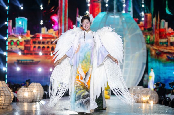 NSND Kim Xuân, NSND Trịnh Kim Chi trình diễn áo dài cùng các hoa hậu