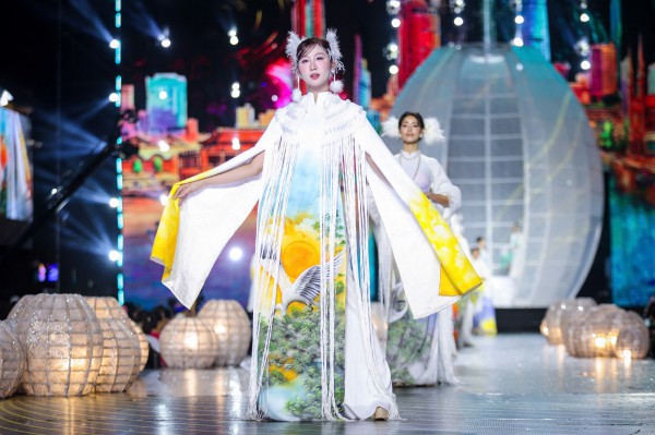 NSND Kim Xuân, NSND Trịnh Kim Chi trình diễn áo dài cùng các hoa hậu