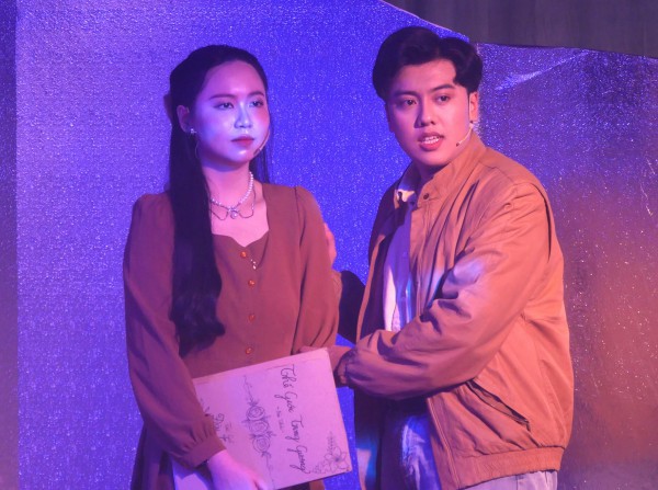 ‘Nằm khóc một mình: Ly rượu thần’ - những mảnh vỡ thanh xuân qua cuộc xuyên không