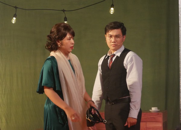 ‘Nằm khóc một mình: Ly rượu thần’ - những mảnh vỡ thanh xuân qua cuộc xuyên không