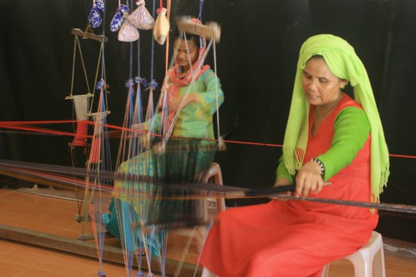 Nghệ nhân Chăm trình diễn nghệ thuật làm gốm Bàu Trúc tại Hà Nội