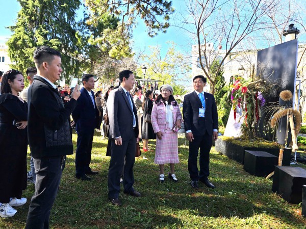 Nghệ nhân trong nước và quốc tế trổ tài cắm hoa Nghệ nhân trong nước và quốc tế trổ tài cắm hoa