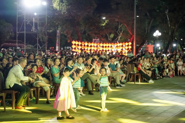 Nghệ sĩ Festival ra công viên, vào bệnh viện để phục vụ khán giả