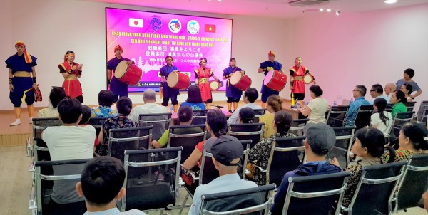 Nghệ sĩ Festival ra công viên, vào bệnh viện để phục vụ khán giả