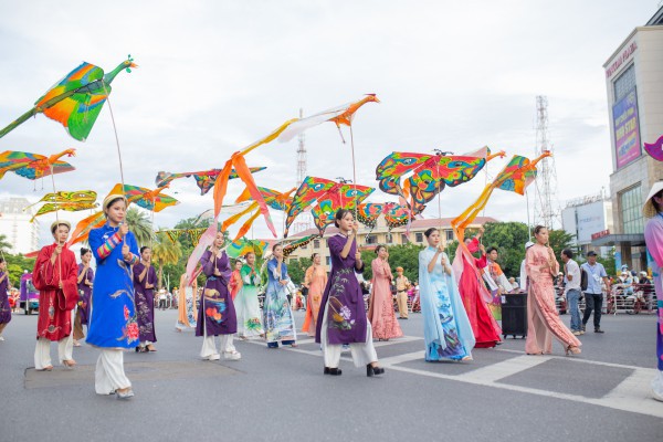 Nghệ sĩ quốc tế khuấy động đường phố cố đô Huế mùa Festival