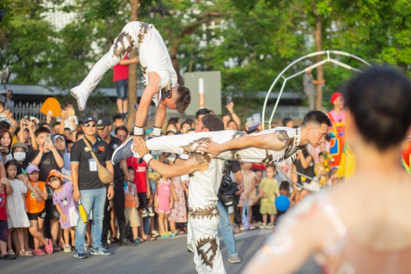 Nghệ sĩ quốc tế khuấy động đường phố cố đô Huế mùa Festival