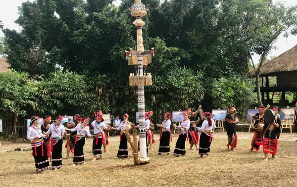 Nghệ thuật trang trí cây nêu của người Kor Nghệ thuật trang trí cây nêu của người Kor