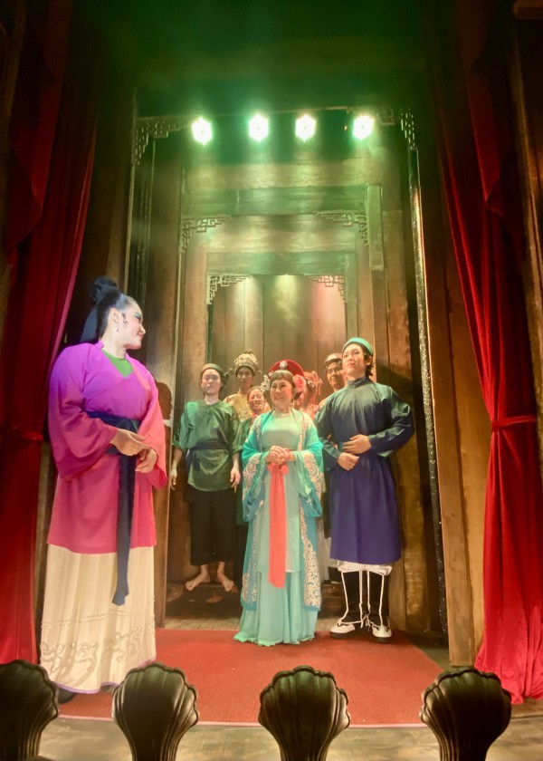 Ngồi bệt ở gánh cải lương 5 không