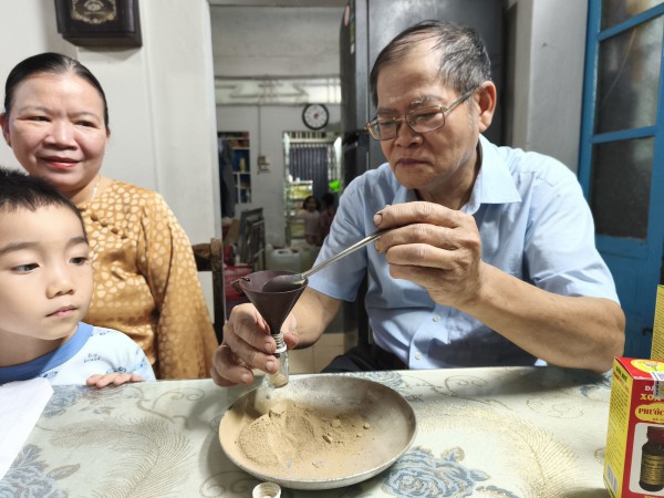 Người giữ bí kíp thuốc nhuộm răng đen