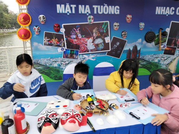 Người lưu thần sắc hát bội trên mặt nạ