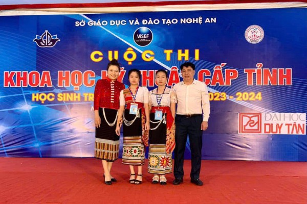 Người thầy ươm mầm, giữ lửa vùng cao